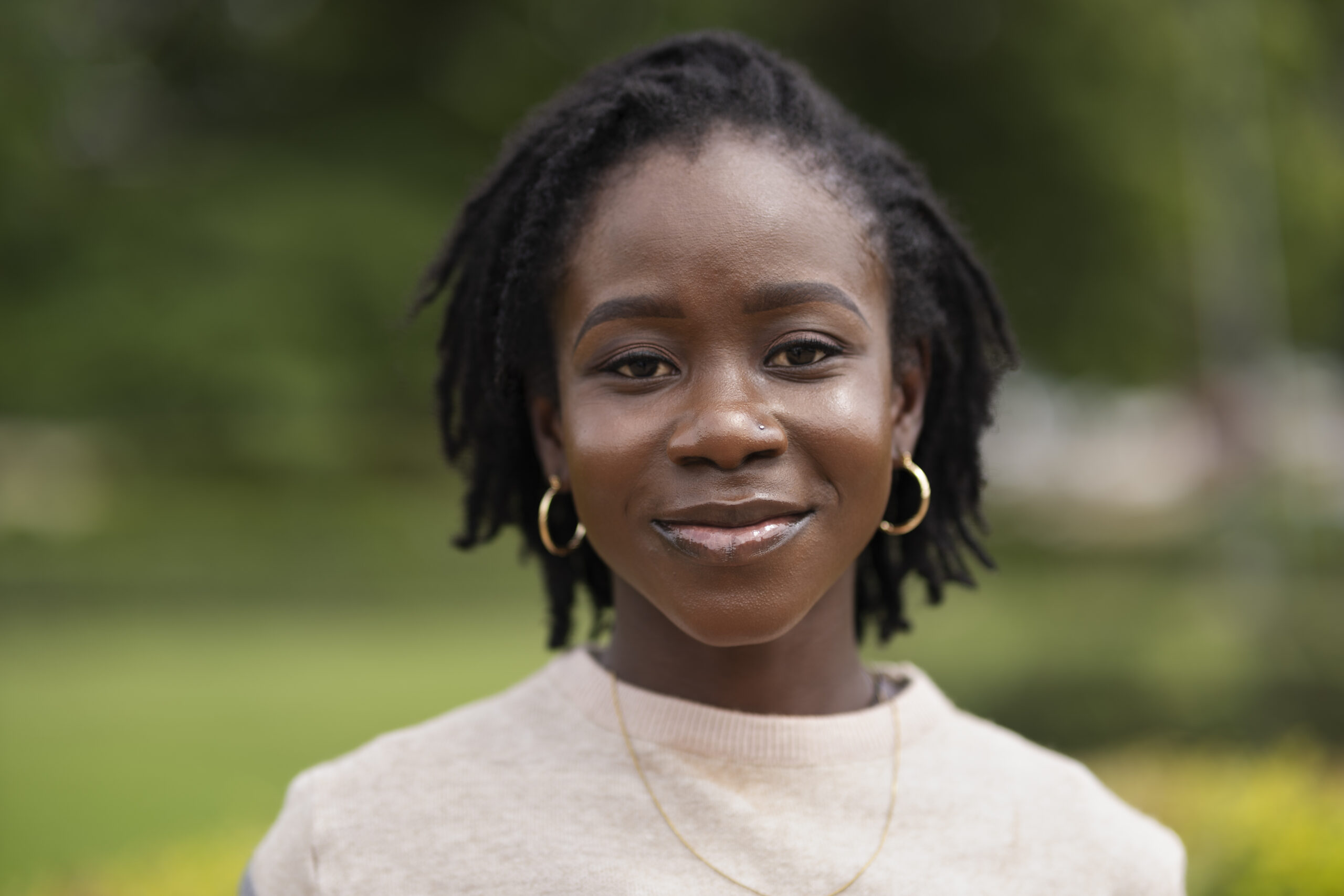 portrait-de-jeune-femme-avec-des-dreadlocks-afro-posant-a-l-exterieur portrait-de-jeune-femme-avec-des-dreadlocks-afro-posant-a-l-exterieur